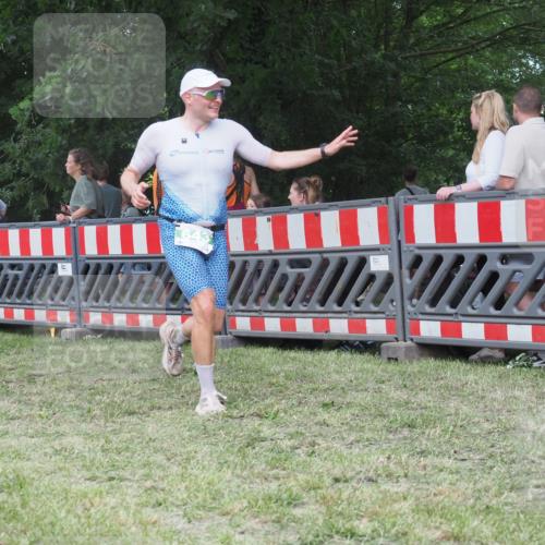 21.06.2025 - 27. Vierlanden-Triathlon KatJ http://msf.ph/oto/8022848 15.06.2025 13:22:25 Ziel 643 meine-sportfotos.de