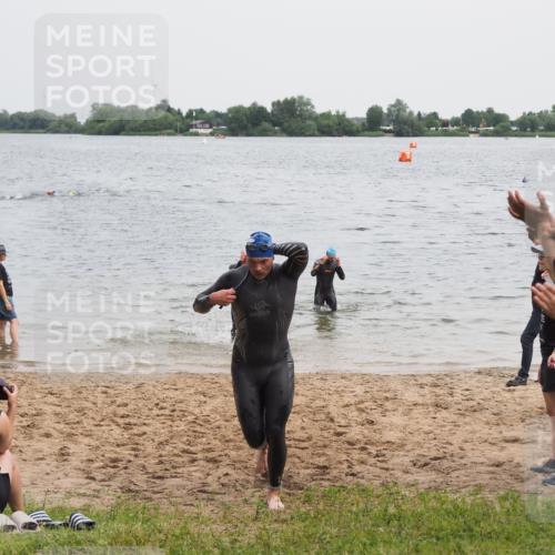 21.06.2025 - 27. Vierlanden-Triathlon MichiJ http://msf.ph/oto/8022850 15.06.2026 10:53:50 Schwimmen 650, 726 meine-sportfotos.de