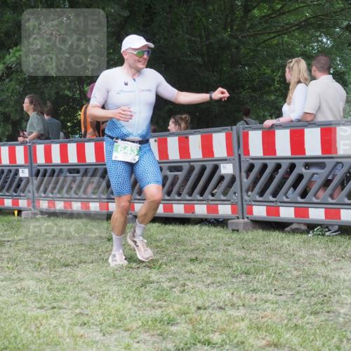 21.06.2025 - 27. Vierlanden-Triathlon KatJ http://msf.ph/oto/8022854 15.06.2025 13:22:26 Ziel 643 meine-sportfotos.de