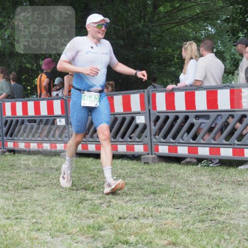 21.06.2025 - 27. Vierlanden-Triathlon KatJ http://msf.ph/oto/8022860 15.06.2025 13:22:26 Ziel 643 meine-sportfotos.de