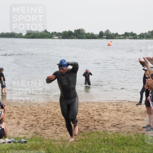 21.06.2025 - 27. Vierlanden-Triathlon MichiJ http://msf.ph/oto/8022864 15.06.2026 10:53:50 Schwimmen 650, 726 meine-sportfotos.de