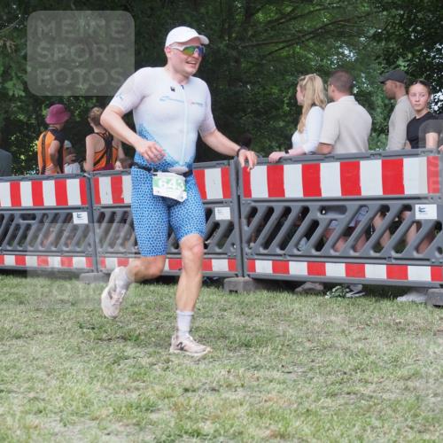 21.06.2025 - 27. Vierlanden-Triathlon KatJ http://msf.ph/oto/8022867 15.06.2025 13:22:26 Ziel 643 meine-sportfotos.de
