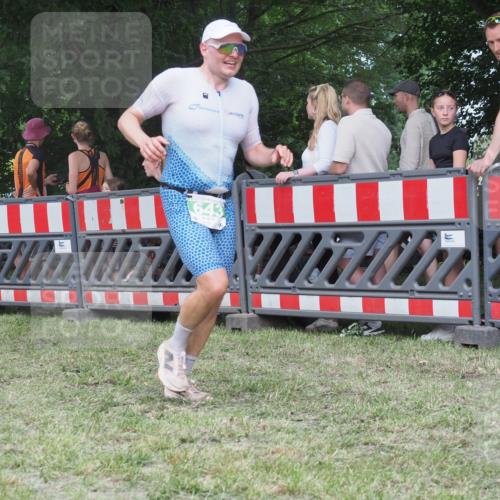 21.06.2025 - 27. Vierlanden-Triathlon KatJ http://msf.ph/oto/8022873 15.06.2025 13:22:26 Ziel 643 meine-sportfotos.de