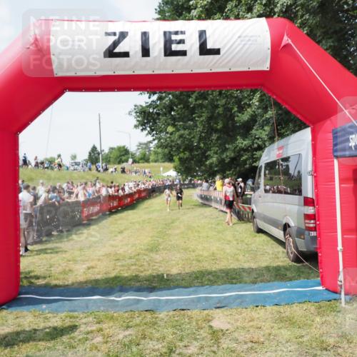 21.06.2025 - 27. Vierlanden-Triathlon MichiJ http://msf.ph/oto/8022875 15.06.2026 11:38:37 Ziel 484, 618 meine-sportfotos.de