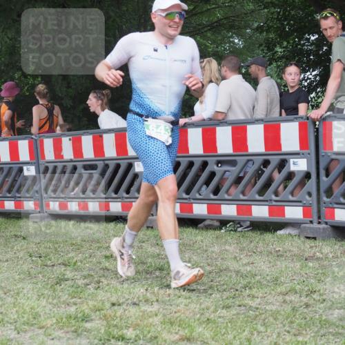 21.06.2025 - 27. Vierlanden-Triathlon KatJ http://msf.ph/oto/8022878 15.06.2025 13:22:26 Ziel 643 meine-sportfotos.de