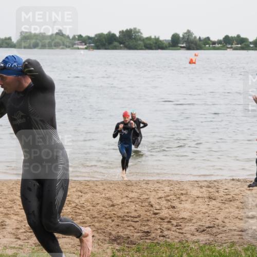 21.06.2025 - 27. Vierlanden-Triathlon MichiJ http://msf.ph/oto/8022888 15.06.2026 10:53:51 Schwimmen 650, 726, 757 meine-sportfotos.de