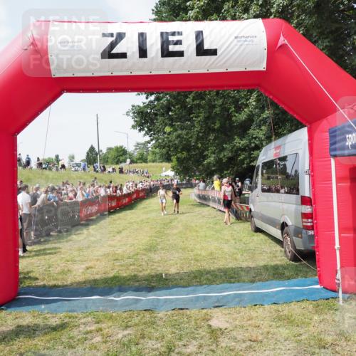 21.06.2025 - 27. Vierlanden-Triathlon MichiJ http://msf.ph/oto/8022901 15.06.2026 11:38:38 Ziel 484, 618 meine-sportfotos.de