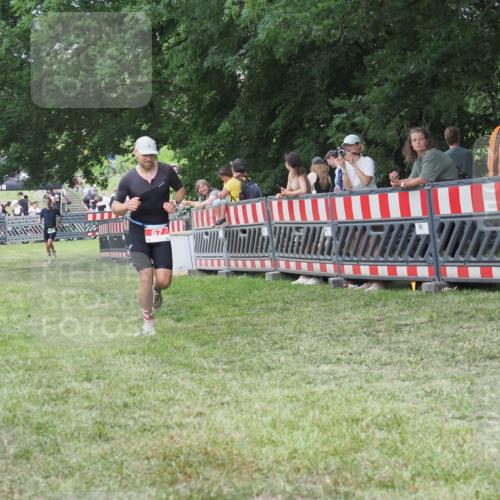 21.06.2025 - 27. Vierlanden-Triathlon KatJ http://msf.ph/oto/8022904 15.06.2025 13:22:40 Ziel 67, 642 meine-sportfotos.de