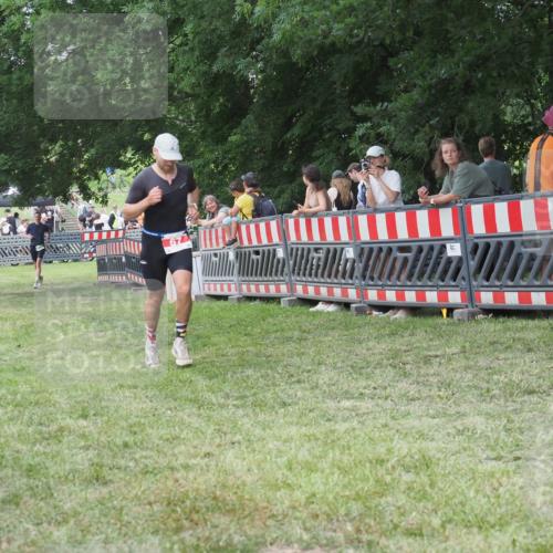 21.06.2025 - 27. Vierlanden-Triathlon KatJ http://msf.ph/oto/8022910 15.06.2025 13:22:40 Ziel 67, 642 meine-sportfotos.de