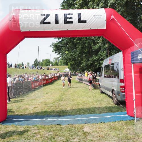 21.06.2025 - 27. Vierlanden-Triathlon MichiJ http://msf.ph/oto/8022913 15.06.2026 11:38:38 Ziel 484, 618 meine-sportfotos.de