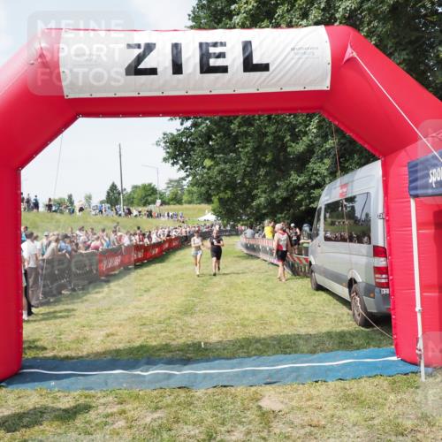 21.06.2025 - 27. Vierlanden-Triathlon MichiJ http://msf.ph/oto/8022917 15.06.2026 11:38:38 Ziel 484, 618 meine-sportfotos.de