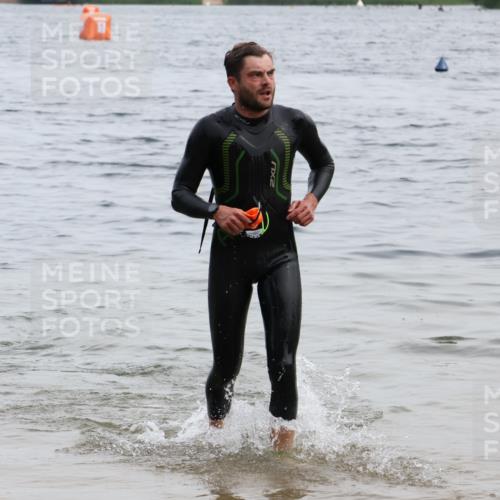 15.06.2025 - 27. Vierlanden-Triathlon Lena Gebhardt http://msf.ph/oto/8022923 15.06.2025 10:51:02 Schwimmen 775 meine-sportfotos.de