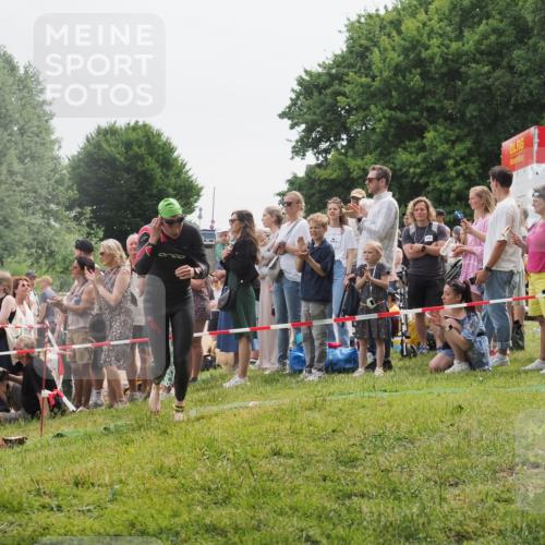 15.06.2025 - 27. Vierlanden-Triathlon KatJ http://msf.ph/oto/8022926 15.06.2025 10:55:39 Schwimmen 639, 656, 712, 736 meine-sportfotos.de