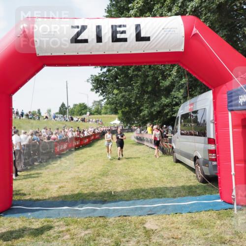 21.06.2025 - 27. Vierlanden-Triathlon MichiJ http://msf.ph/oto/8022930 15.06.2026 11:38:39 Ziel 484, 618 meine-sportfotos.de