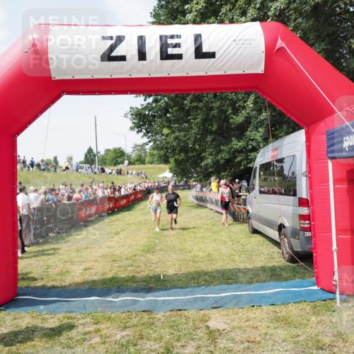 21.06.2025 - 27. Vierlanden-Triathlon MichiJ http://msf.ph/oto/8022936 15.06.2026 11:38:39 Ziel 484, 618 meine-sportfotos.de