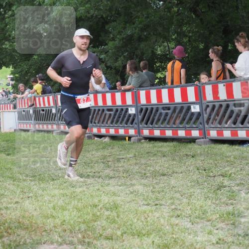 21.06.2025 - 27. Vierlanden-Triathlon KatJ http://msf.ph/oto/8022939 15.06.2025 13:22:41 Ziel 67, 642 meine-sportfotos.de