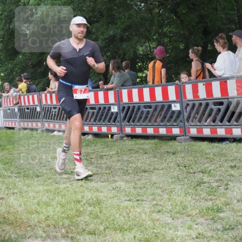 21.06.2025 - 27. Vierlanden-Triathlon KatJ http://msf.ph/oto/8022947 15.06.2025 13:22:41 Ziel 67, 642 meine-sportfotos.de