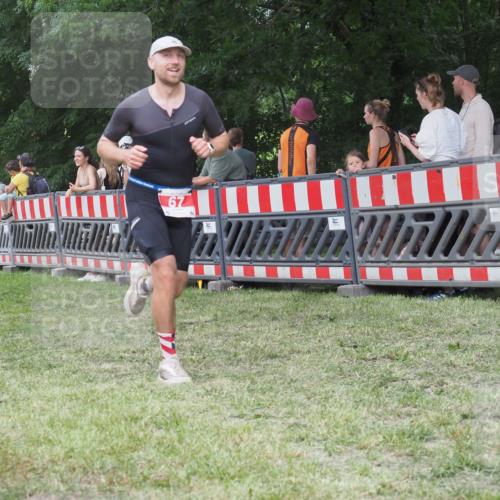 21.06.2025 - 27. Vierlanden-Triathlon KatJ http://msf.ph/oto/8022956 15.06.2025 13:22:41 Ziel 67, 642 meine-sportfotos.de