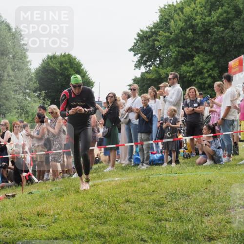 15.06.2025 - 27. Vierlanden-Triathlon KatJ http://msf.ph/oto/8022957 15.06.2025 10:55:40 Schwimmen 639, 656, 712, 736 meine-sportfotos.de