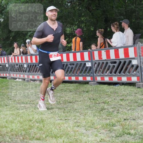 21.06.2025 - 27. Vierlanden-Triathlon KatJ http://msf.ph/oto/8022964 15.06.2025 13:22:41 Ziel 67, 642 meine-sportfotos.de