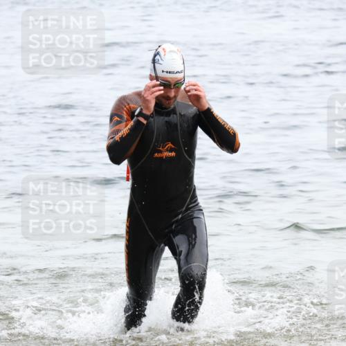 15.06.2025 - 27. Vierlanden-Triathlon Lena Gebhardt http://msf.ph/oto/8022966 15.06.2025 10:51:35 Schwimmen 676 meine-sportfotos.de