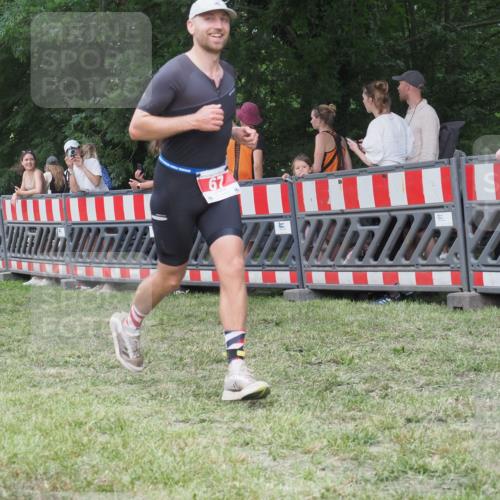 21.06.2025 - 27. Vierlanden-Triathlon KatJ http://msf.ph/oto/8022973 15.06.2025 13:22:41 Ziel 67, 642 meine-sportfotos.de