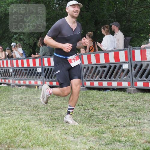 21.06.2025 - 27. Vierlanden-Triathlon KatJ http://msf.ph/oto/8022981 15.06.2025 13:22:42 Ziel 67, 642 meine-sportfotos.de
