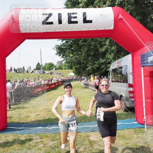 21.06.2025 - 27. Vierlanden-Triathlon MichiJ http://msf.ph/oto/8022985 15.06.2026 11:38:42 Ziel 618 meine-sportfotos.de