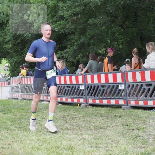 21.06.2025 - 27. Vierlanden-Triathlon KatJ http://msf.ph/oto/8022988 15.06.2025 13:22:48 Ziel 642, 841 meine-sportfotos.de