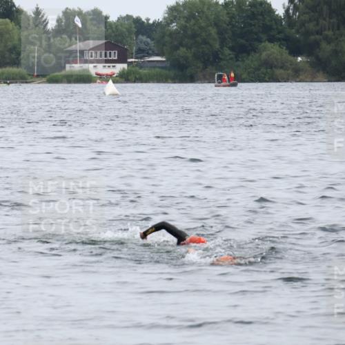 15.06.2025 - 27. Vierlanden-Triathlon Lena Gebhardt http://msf.ph/oto/8023002 15.06.2025 10:51:51 Schwimmen  meine-sportfotos.de