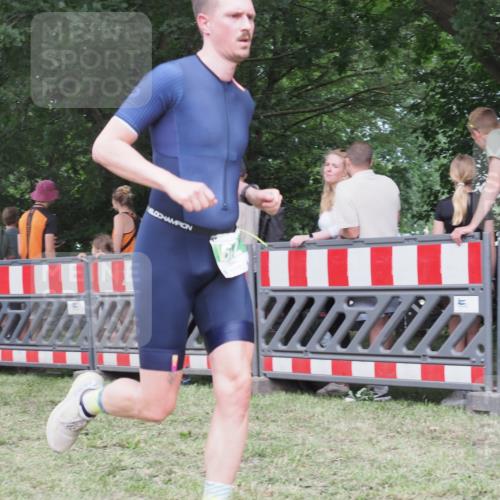 21.06.2025 - 27. Vierlanden-Triathlon KatJ http://msf.ph/oto/8023011 15.06.2025 13:22:49 Ziel 642, 841 meine-sportfotos.de