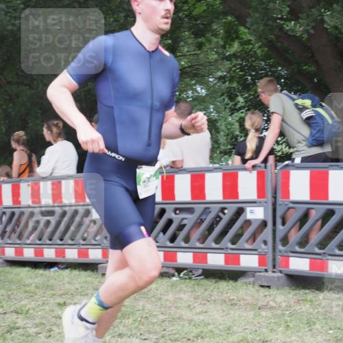 21.06.2025 - 27. Vierlanden-Triathlon KatJ http://msf.ph/oto/8023018 15.06.2025 13:22:49 Ziel 642, 841 meine-sportfotos.de