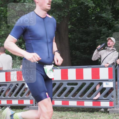 21.06.2025 - 27. Vierlanden-Triathlon KatJ http://msf.ph/oto/8023025 15.06.2025 13:22:49 Ziel 642, 841 meine-sportfotos.de