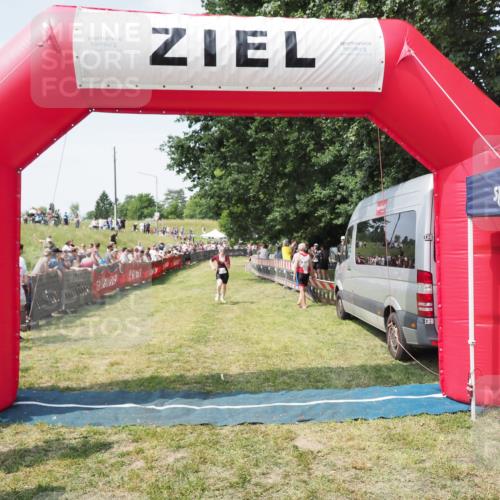 21.06.2025 - 27. Vierlanden-Triathlon MichiJ http://msf.ph/oto/8023037 15.06.2026 11:38:49 Ziel 594 meine-sportfotos.de