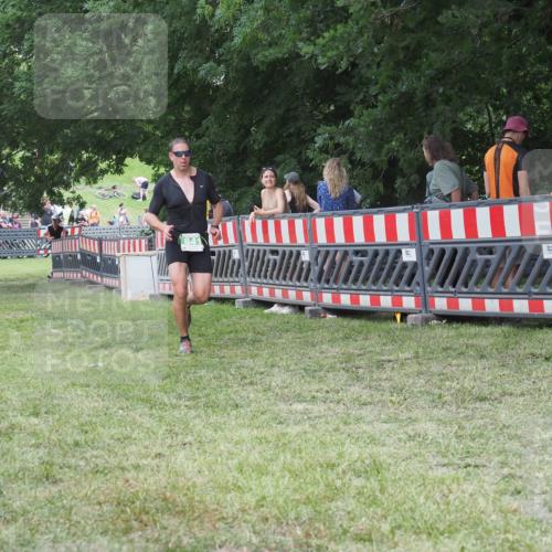 21.06.2025 - 27. Vierlanden-Triathlon KatJ http://msf.ph/oto/8023040 15.06.2025 13:22:56 Ziel 794, 841 meine-sportfotos.de