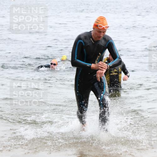 15.06.2025 - 27. Vierlanden-Triathlon Lena Gebhardt http://msf.ph/oto/8023043 15.06.2025 10:52:09 Schwimmen 652, 693 meine-sportfotos.de