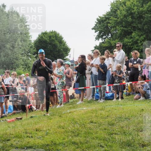 15.06.2025 - 27. Vierlanden-Triathlon KatJ http://msf.ph/oto/8023056 15.06.2025 10:55:45 Schwimmen 639, 712, 736 meine-sportfotos.de