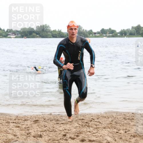 15.06.2025 - 27. Vierlanden-Triathlon Lena Gebhardt http://msf.ph/oto/8023058 15.06.2025 10:52:11 Schwimmen 652, 693, 759 meine-sportfotos.de