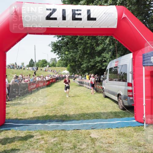21.06.2025 - 27. Vierlanden-Triathlon MichiJ http://msf.ph/oto/8023060 15.06.2026 11:38:49 Ziel 594 meine-sportfotos.de