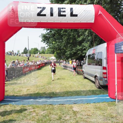 21.06.2025 - 27. Vierlanden-Triathlon MichiJ http://msf.ph/oto/8023076 15.06.2026 11:38:50 Ziel 594 meine-sportfotos.de