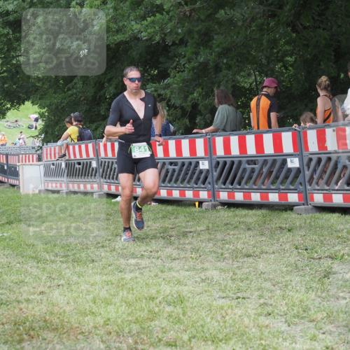 21.06.2025 - 27. Vierlanden-Triathlon KatJ http://msf.ph/oto/8023080 15.06.2025 13:22:57 Ziel 794, 841 meine-sportfotos.de