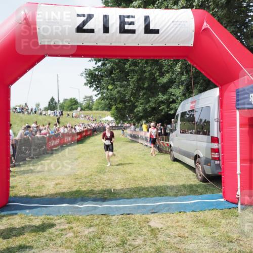 21.06.2025 - 27. Vierlanden-Triathlon MichiJ http://msf.ph/oto/8023083 15.06.2026 11:38:50 Ziel 594 meine-sportfotos.de