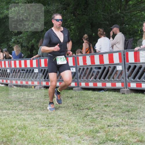 21.06.2025 - 27. Vierlanden-Triathlon KatJ http://msf.ph/oto/8023098 15.06.2025 13:22:58 Ziel 794, 841 meine-sportfotos.de