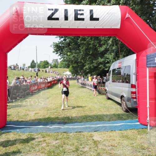 21.06.2025 - 27. Vierlanden-Triathlon MichiJ http://msf.ph/oto/8023102 15.06.2026 11:38:50 Ziel 594 meine-sportfotos.de