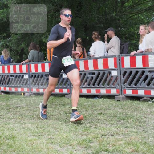 21.06.2025 - 27. Vierlanden-Triathlon KatJ http://msf.ph/oto/8023103 15.06.2025 13:22:58 Ziel 794, 841 meine-sportfotos.de