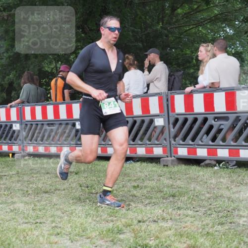 21.06.2025 - 27. Vierlanden-Triathlon KatJ http://msf.ph/oto/8023106 15.06.2025 13:22:58 Ziel 794, 841 meine-sportfotos.de