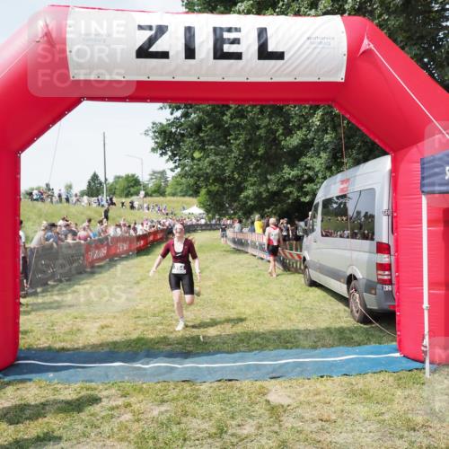 21.06.2025 - 27. Vierlanden-Triathlon MichiJ http://msf.ph/oto/8023123 15.06.2026 11:38:50 Ziel 594 meine-sportfotos.de