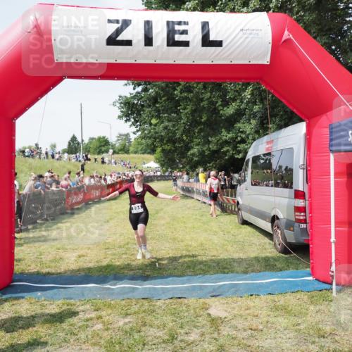 21.06.2025 - 27. Vierlanden-Triathlon MichiJ http://msf.ph/oto/8023133 15.06.2026 11:38:51 Ziel 594 meine-sportfotos.de