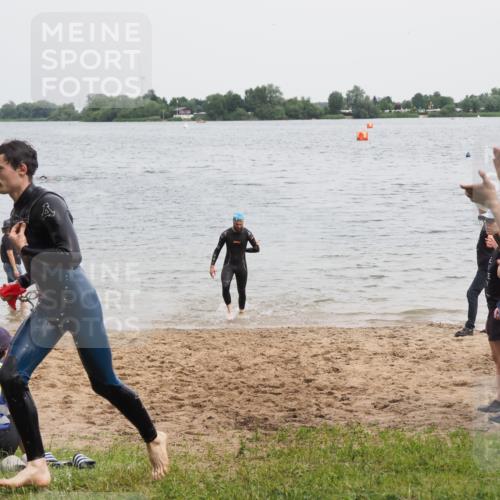 21.06.2025 - 27. Vierlanden-Triathlon MichiJ http://msf.ph/oto/8023141 15.06.2026 10:53:55 Schwimmen 650, 726, 757 meine-sportfotos.de