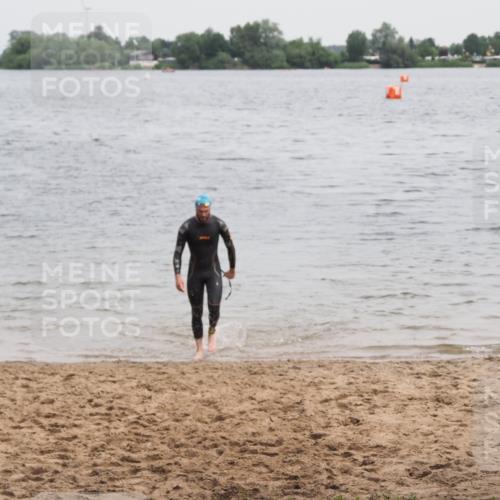 21.06.2025 - 27. Vierlanden-Triathlon MichiJ http://msf.ph/oto/8023155 15.06.2026 10:53:55 Schwimmen 650, 726, 757 meine-sportfotos.de